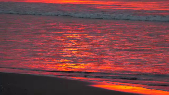 海滩上的日出视频素材