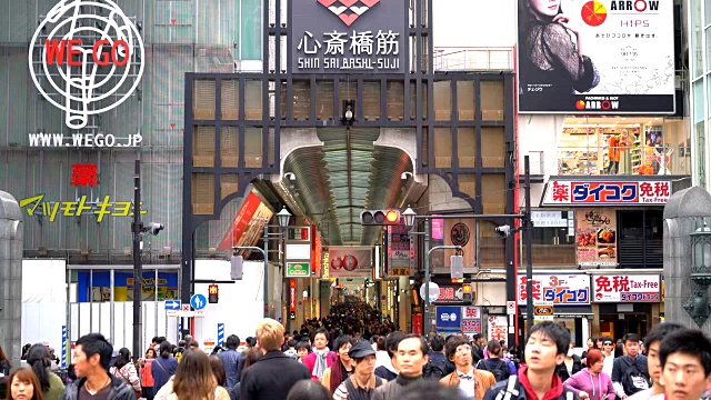 大阪市场街上拥挤的人群视频素材