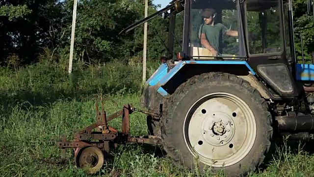 拖拉机在马铃薯地里开过。用拖拉机收割土豆。视频素材