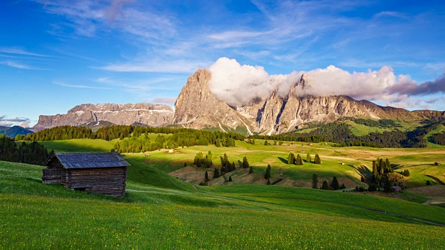 山在日落的观点从Seiser Alm(平移拍摄)，Dolomites，意大利视频素材