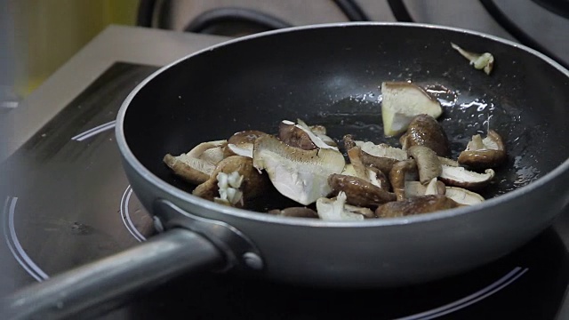 亚洲食面厨房视频素材