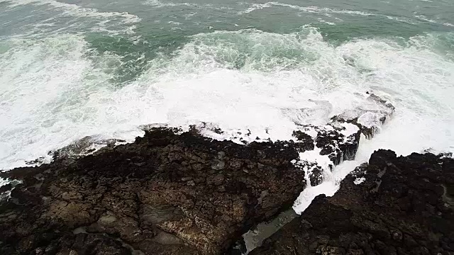 海浪拍打着海岸视频素材