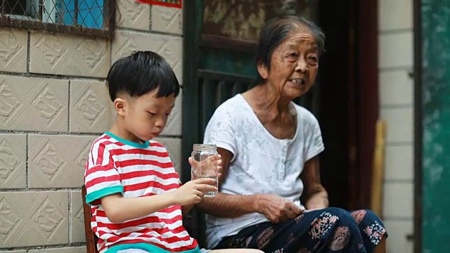 祝奶奶和孙子快乐视频素材