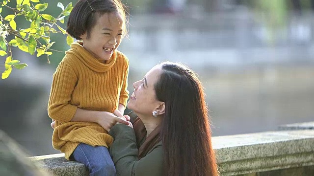 亚洲母女谈笑风生视频素材