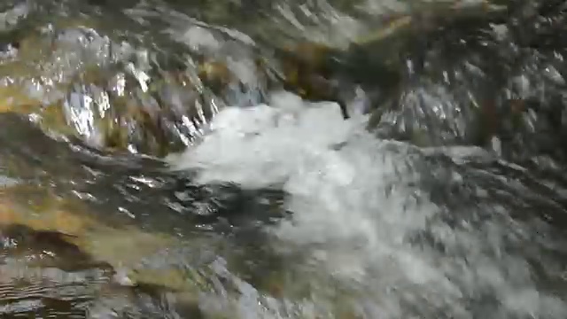 水流打在岩石上，浪花飞溅视频素材