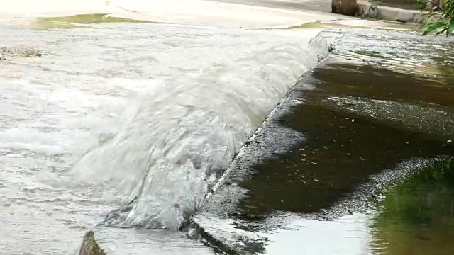 大型地下水管漏水视频素材