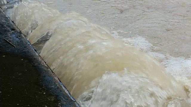 大型地下水管漏水视频素材