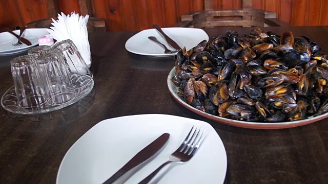 餐馆里盘子里的海鲜贻贝视频素材