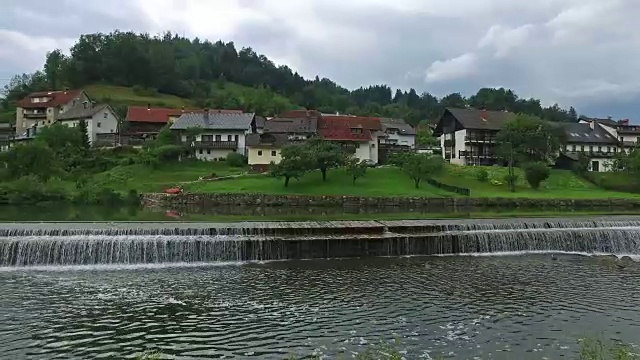 4 k。Skofja Loka -斯洛文尼亚最古老的城市之一，位于河边。全景式山水景观视频素材