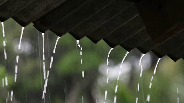 把落在屋顶上的大雨缩小视频素材