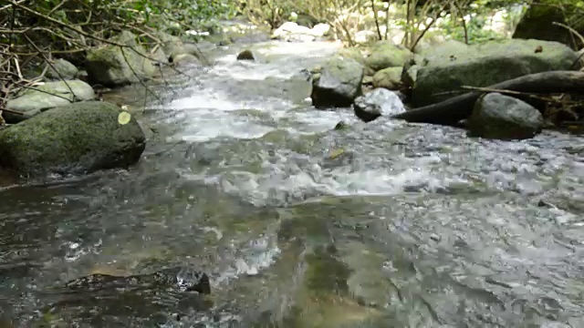 水流到河上的瀑布视频素材