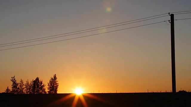 在夕阳下行驶在乡村道路上的汽车视频素材