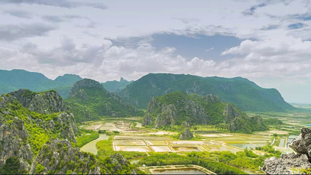 时间流逝多云的天空在山的上方视频素材