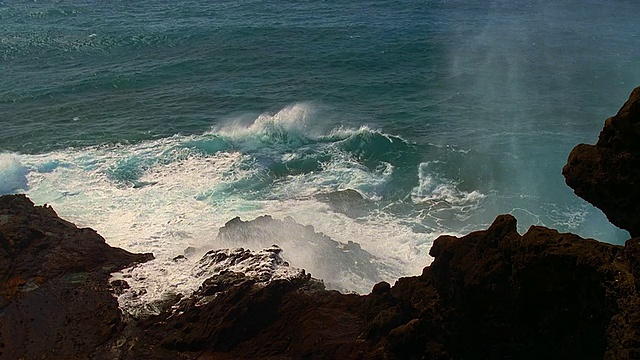 美国夏威夷瓦胡岛，海浪撞击岩石海岸线视频素材