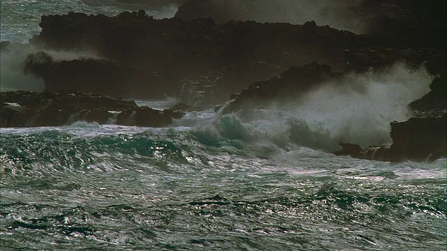 海浪拍打着布满岩石的海岸线视频素材