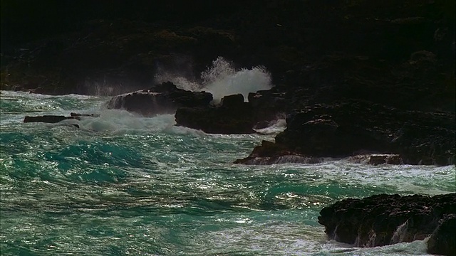 海浪拍打着布满岩石的海岸线视频素材