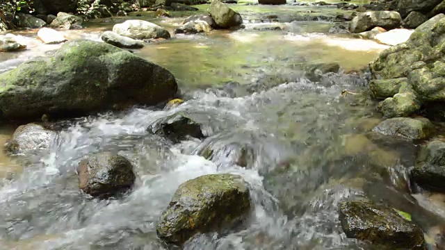 水流击打岩石，溅起瀑布视频素材