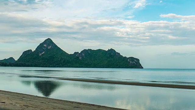 大海中的热带岛屿与蓝天和移动的云，延时拍摄视频素材