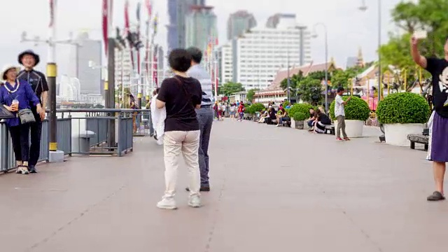 Wonderlust - City Breaks:4K - Time lapse:一群人走在路上。放大的风格。高清格式。视频素材