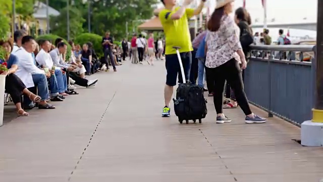 Wonderlust - City Breaks: 4K - Time lapse:一群人走在路上。放大的风格。高清格式。视频素材