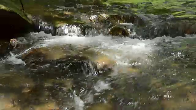 水流击打岩石，溅起瀑布视频素材