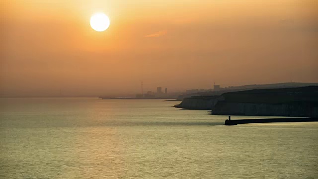 在南部海滨度假胜地布莱顿，太阳穿过朦胧的天空落下视频素材