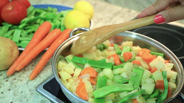 土豆和青豆在锅里煮视频素材