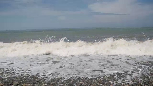 海上风暴。海浪在卵石海滩上翻滚视频素材