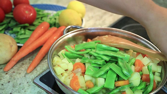 土豆和青豆在锅里煮视频素材