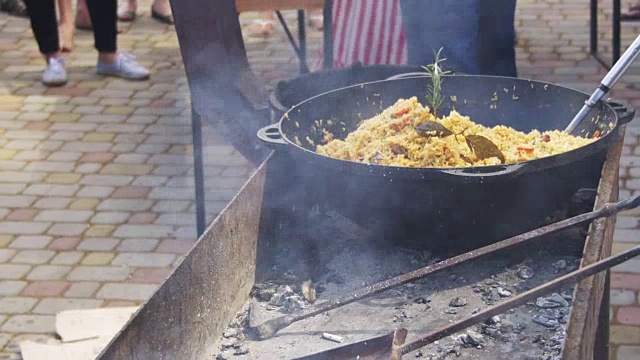 在街上用大锅在火上煮乌兹别克肉饭视频素材