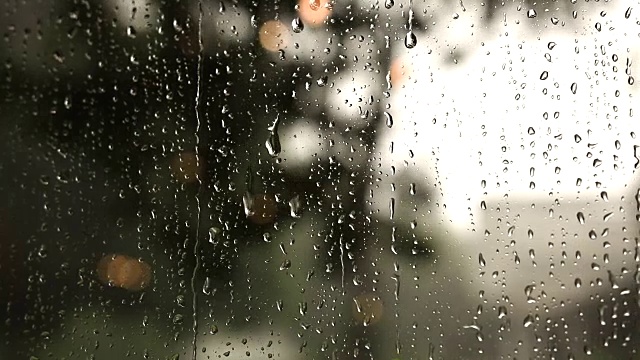 雨滴落在以花园为背景的咖啡馆的镜子上视频素材