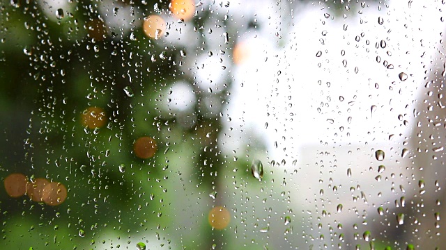 雨滴落在以花园为背景的咖啡馆的镜子上视频素材