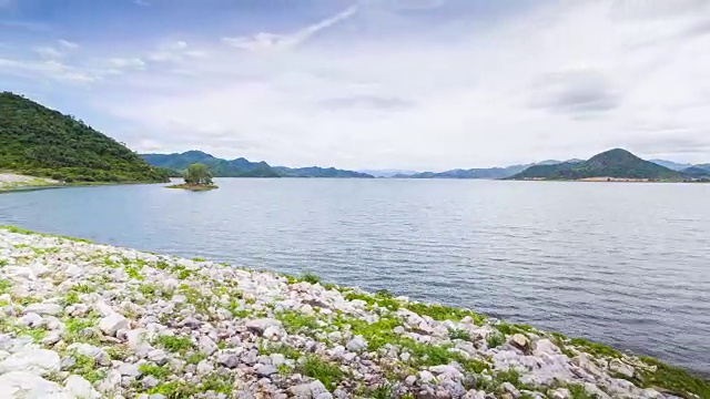 时间推移平移多云的天空在山上水库视频素材