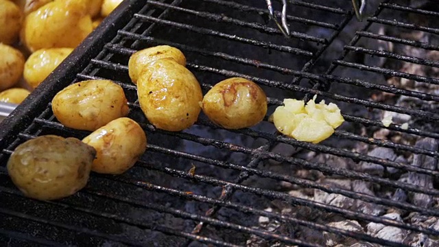 用慢动作在烤架上烤土豆视频素材