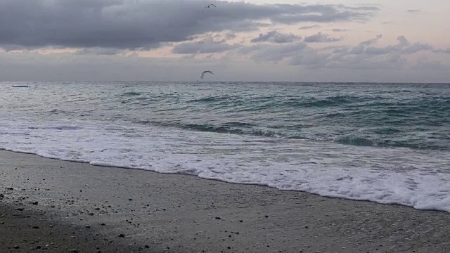 拂晓时，海浪冲击着海滩视频素材