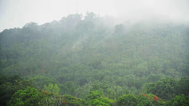 雨点运动与云风暴在山上视频素材