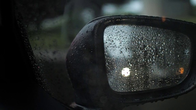 堵车时车的后视镜在下雨视频素材