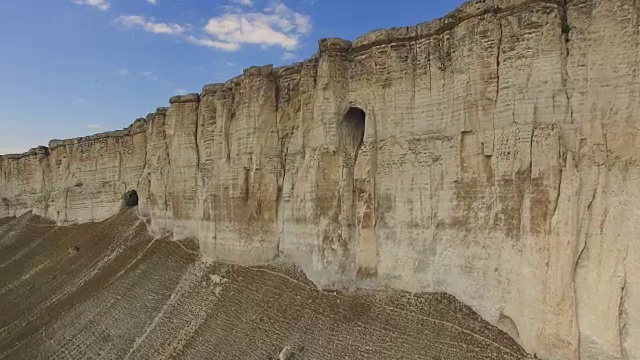 空中拍摄的白色岩石峭壁视频素材