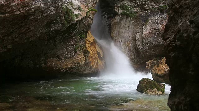 莫尼卡河的峡谷视频下载