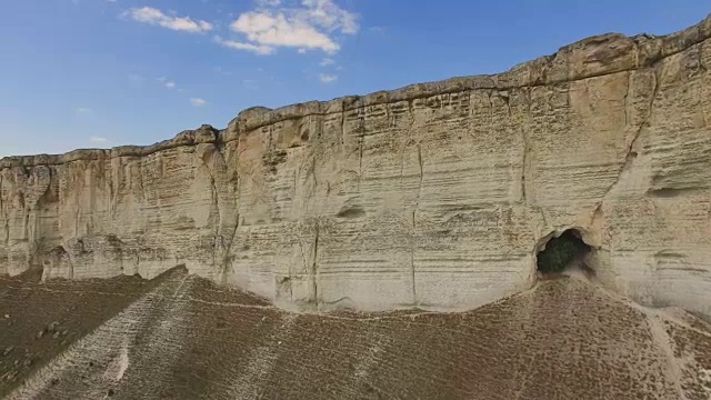 空中拍摄的白色岩石峭壁视频素材