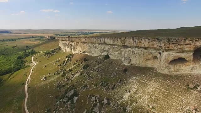 飞越高原和白山山谷，航拍视频视频素材