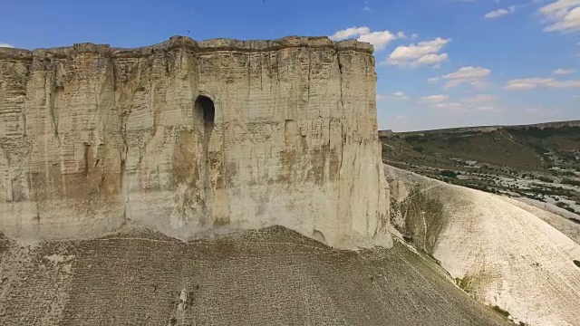 空中拍摄的白色岩石峭壁视频素材