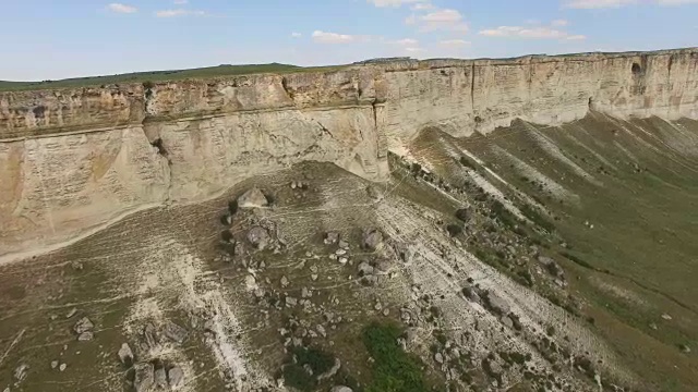 飞越高原和白山山谷，航拍视频视频素材