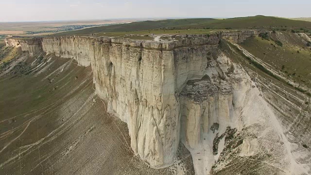 空中拍摄的白色岩石山脉和峡谷视频素材