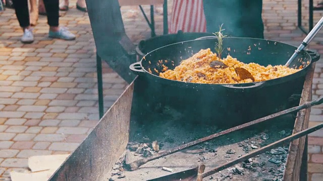 在街上用大锅在火上煮乌兹别克肉饭视频素材