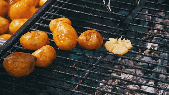 用慢动作在烤架上烤土豆视频素材