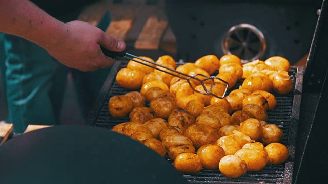 用慢动作在烤架上烤土豆视频素材