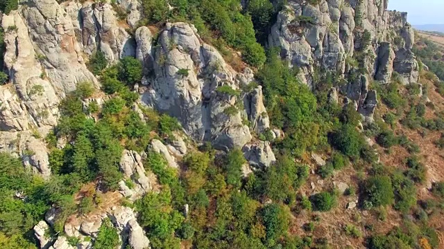 鸟瞰图。德梅尔基山斜坡上的岩石岩层视频素材