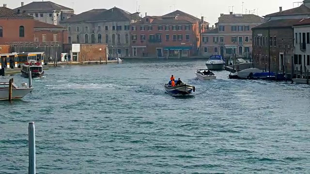 意大利慕拉诺，水船运河和传统建筑视频素材