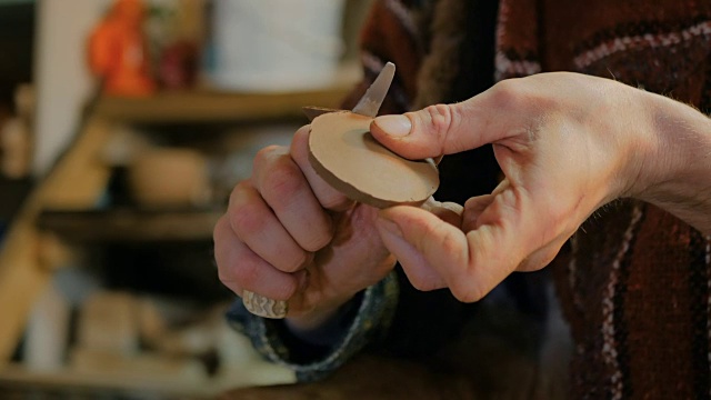 专业男性陶工在车间，工作室工作视频素材